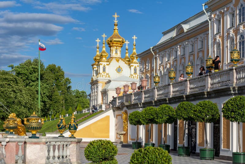 Großartige Kaskade von Brunnen und Ostkapelle von Peterhof-Palast, St Petersburg, Russland stockbilder Großartige Kaskade von Brunnen und Ostkapelle von Peterhof-Palast, St Petersburg, Russland stockbilder