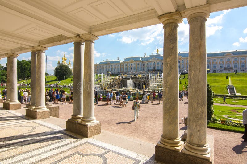 Großartige Kaskade von Brunnen und von Peterhof-Palast im unteren Park, St Petersburg, Russland stockfotografie Großartige Kaskade von Brunnen und von Peterhof-Palast im unteren Park, St Petersburg, Russland stockfotografie