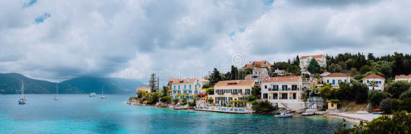 Großartige Szene von Fiskardo-Stadt mit Zavalata-Strand Meerblick von ionischem Meer am bewölkten Tag Ruhige Szene auf Kefalonia- stockfotos Großartige Szene von Fiskardo-Stadt mit Zavalata-Strand Meerblick von ionischem Meer am bewölkten Tag Ruhige Szene auf Kefalonia- stockfotos