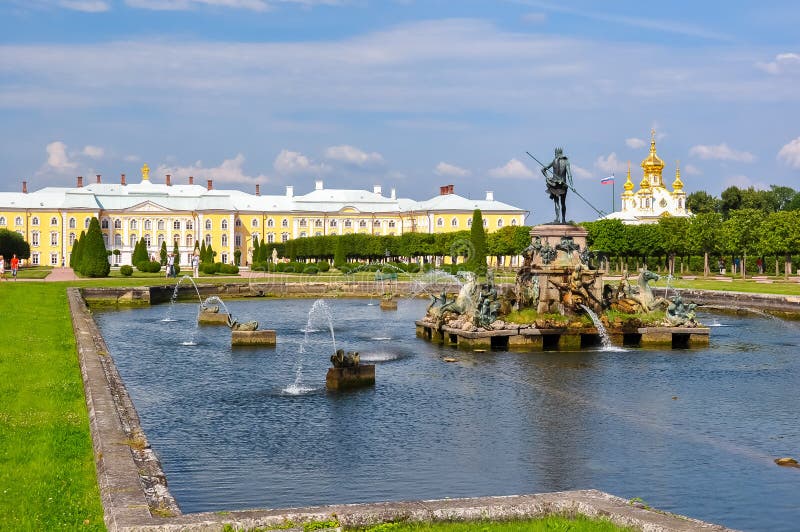 Großartiger Peterhof Palast- und Neptun-Brunnen im oberen Park von Petrodvorets, St Petersburg, Russland lizenzfreies stockfoto Großartiger Peterhof Palast- und Neptun-Brunnen im oberen Park von Petrodvorets, St Petersburg, Russland lizenzfreies stockfoto