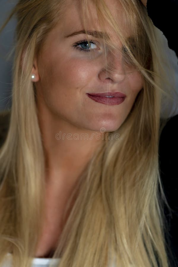 Großartiges blondes Modell, das zu Hause einen Tag vor Arbeit genießt. Ein großartiges blondes Modell genießt einen Tag zu Hause vor Arbeit