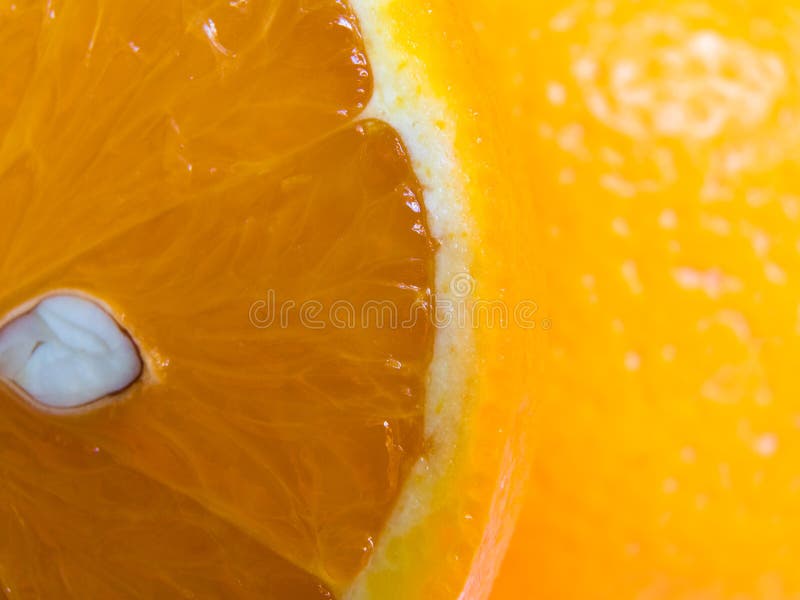 Großaufnahme des orange Fleisches mit weißen Samen stockfotografie Großaufnahme des orange Fleisches mit weißen Samen stockfotografie
