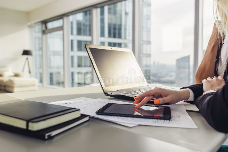 Großaufnahme des Schreibtischs: Laptop, Notizbücher, Papiere, Tablet-Computer am modernen Penthaus lizenzfreie stockfotos Großaufnahme des Schreibtischs: Laptop, Notizbücher, Papiere, Tablet-Computer am modernen Penthaus lizenzfreie stockfotos