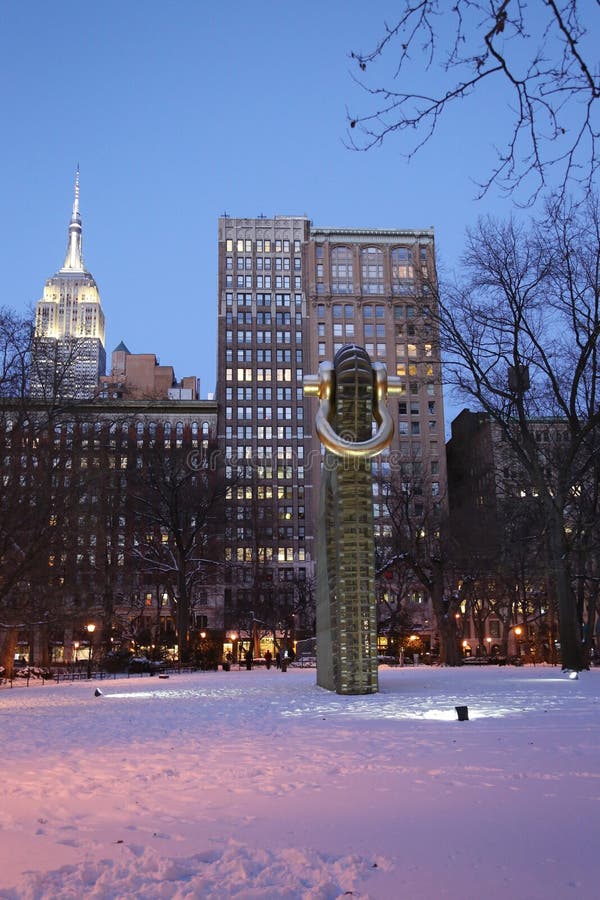 Große allgemeine Skulptur Bling durch amerikanischen Künstler Martin Puryear in Madison Square Park lizenzfreies stockfoto Große allgemeine Skulptur Bling durch amerikanischen Künstler Martin Puryear in Madison Square Park lizenzfreies stockfoto