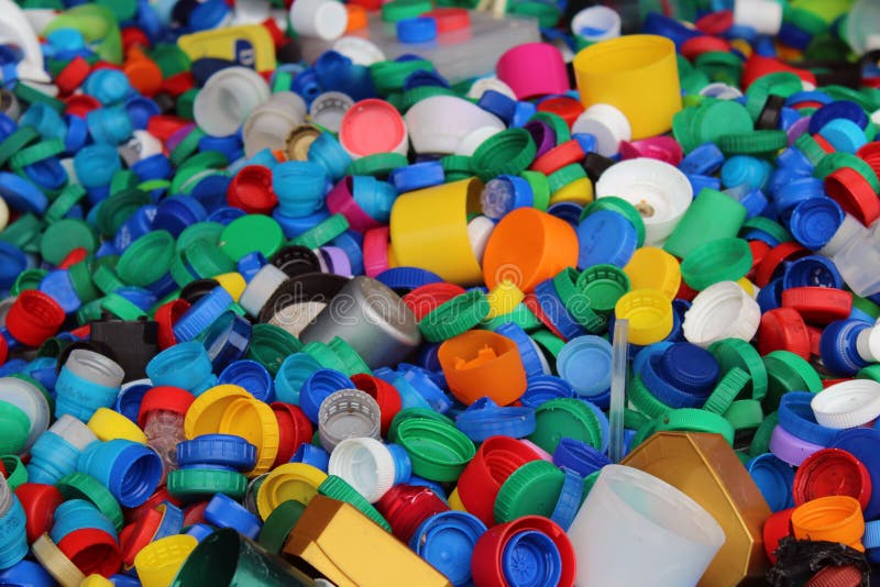 Große Anzahl bunter Plastik füllt Oberteile ab lizenzfreie stockbilder Große Anzahl bunter Plastik füllt Oberteile ab lizenzfreie stockbilder