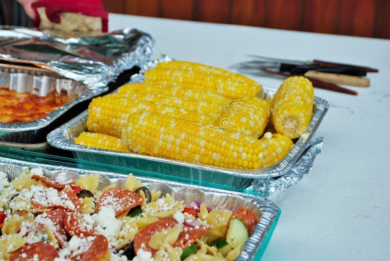 Große Auswahl an Gerichten auf dem Esstisch bei einem Picknick stockfoto