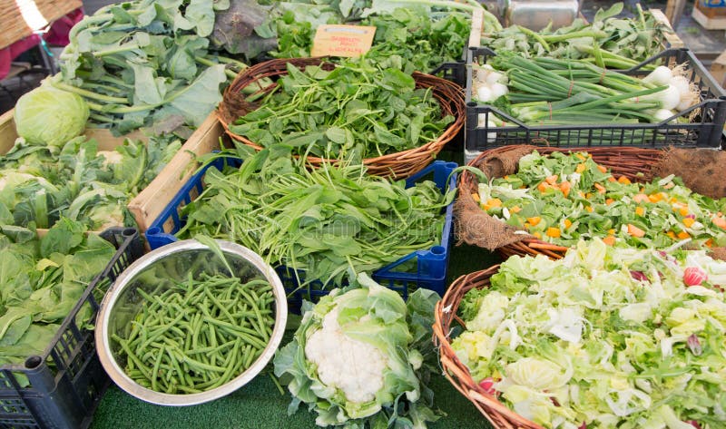 Große Auswahl an Kräuter und Gemüse stockfotos
