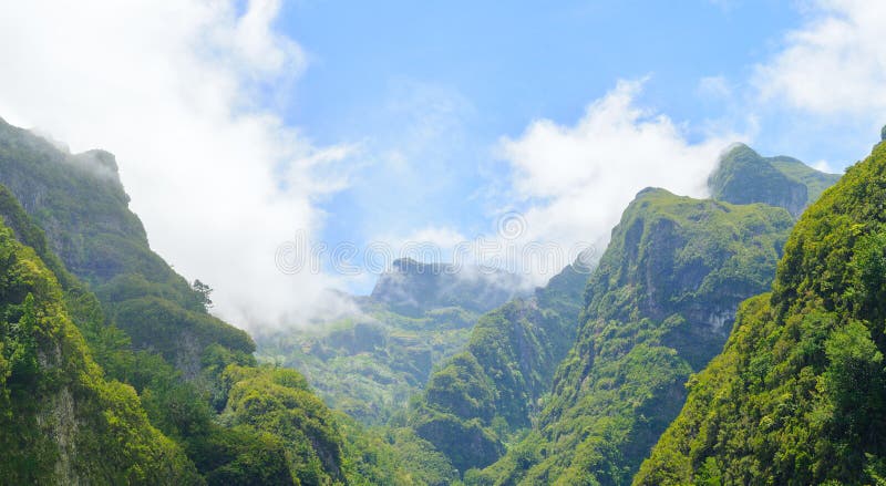 Große Berge Ansicht von Bergen auf dem Weg Queimadas-Forstwirtschafts-Park - Caldeirao Verde lizenzfreie stockfotografie Große Berge Ansicht von Bergen auf dem Weg Queimadas-Forstwirtschafts-Park - Caldeirao Verde lizenzfreie stockfotografie