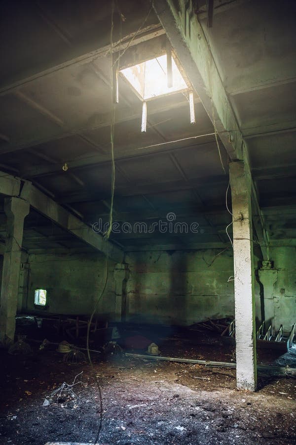 Große Dunkle leeren verlassenen Lagerraum mit Fenster in der Decke und beleuchten von ihr stockfoto Große Dunkle leeren verlassenen Lagerraum mit Fenster in der Decke und beleuchten von ihr stockfoto