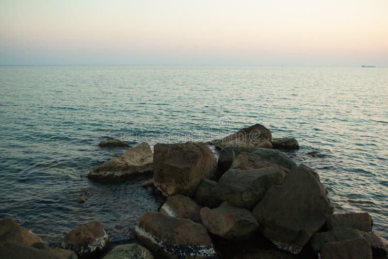 Große dunkle Steine, die im Meer liegen stockfotos Große dunkle Steine, die im Meer liegen stockfotos