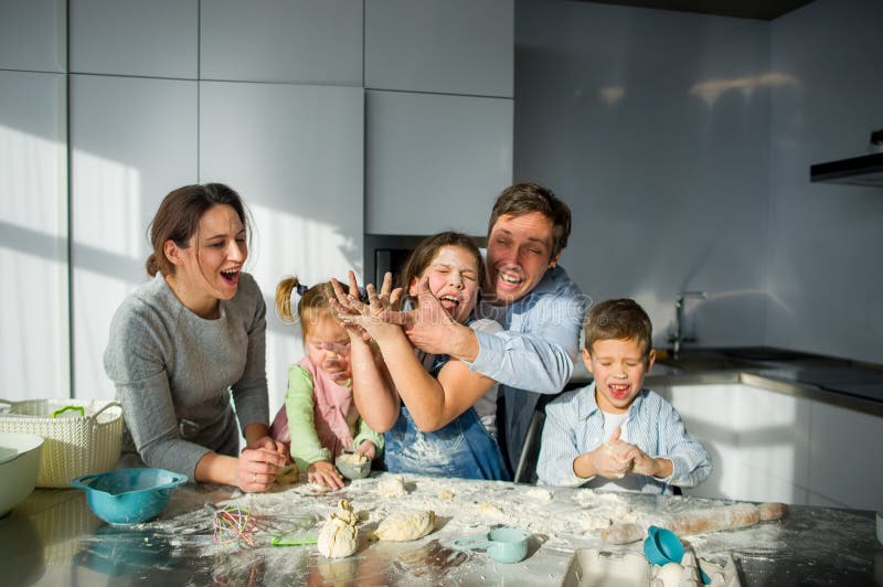 Große Familie bereitet etwas von Teig zu stockbild Große Familie bereitet etwas von Teig zu stockbild