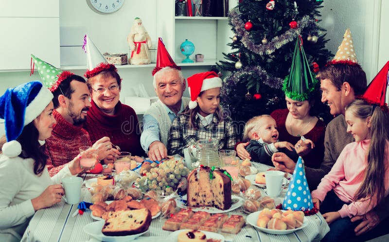 Große Familie, die zusammen während des festlichen Weihnachtsessens isst lizenzfreies stockbild Große Familie, die zusammen während des festlichen Weihnachtsessens isst lizenzfreies stockbild