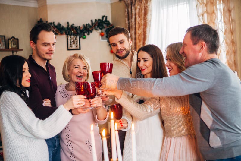 Große Familie feiert Weihnachten und trinkenden Champagner lizenzfreie stockfotos Große Familie feiert Weihnachten und trinkenden Champagner lizenzfreie stockfotos