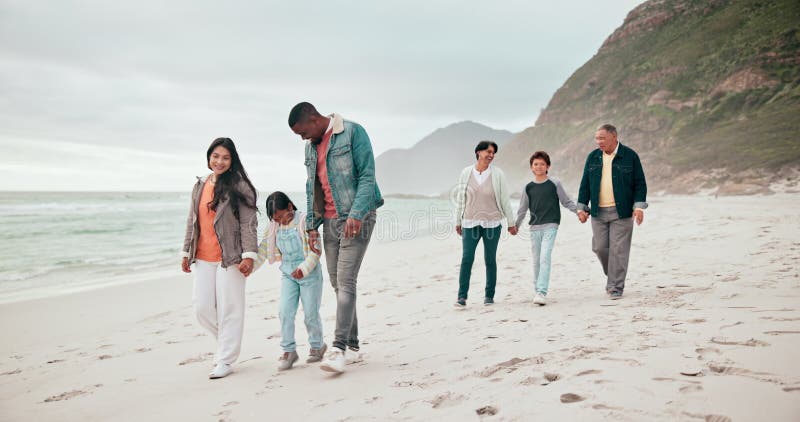 Große Familie glücklich und Strand mit Händen und Liebe oder Bindung auf Urlaub oder Abenteuer