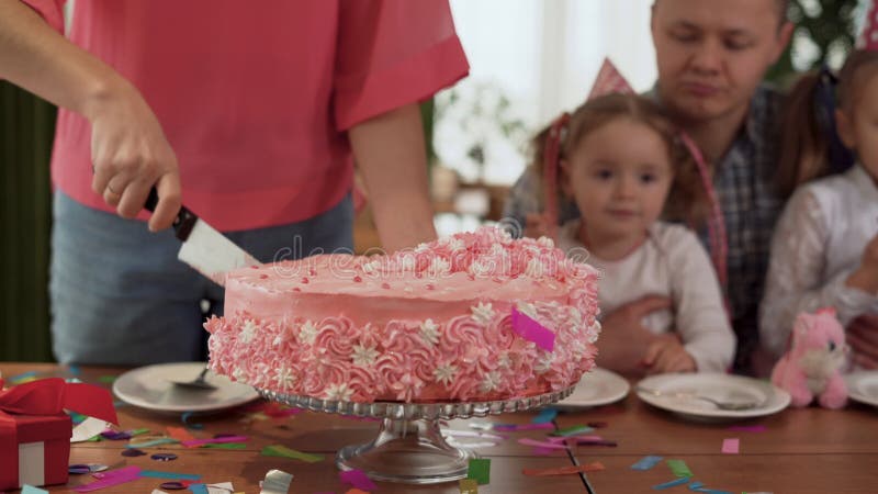 Große Familienvatimutter Und Zwei Töchter Feiern Den Mädchengeburtstag Zu Hause. Sie Sitzen am Tisch Zu Hause Kürzungen a Einer Fr Stock Footage - Video von dame, glück: 212547638