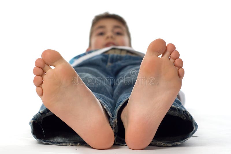 Große Füße von einem glücklichen Jungen stockfoto