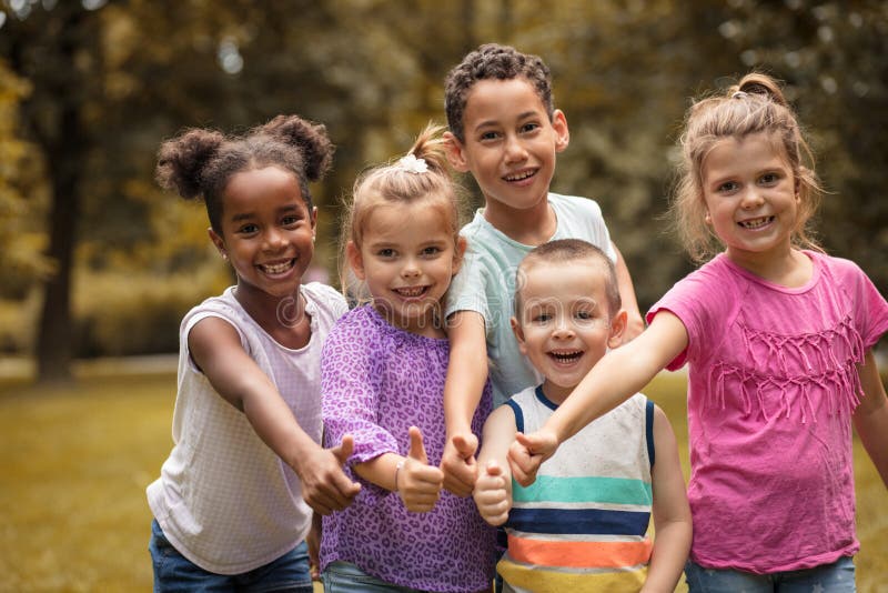Große Gruppe multi ethnische Kinder zusammengehörigkeit lizenzfreies stockbild Große Gruppe multi ethnische Kinder zusammengehörigkeit lizenzfreies stockbild