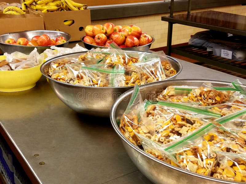 Große Mengen der Mischimbisse, Äpfel in den Schüsseln Pappschachtel Bananen stockfotos Große Mengen der Mischimbisse, Äpfel in den Schüsseln Pappschachtel Bananen stockfotos