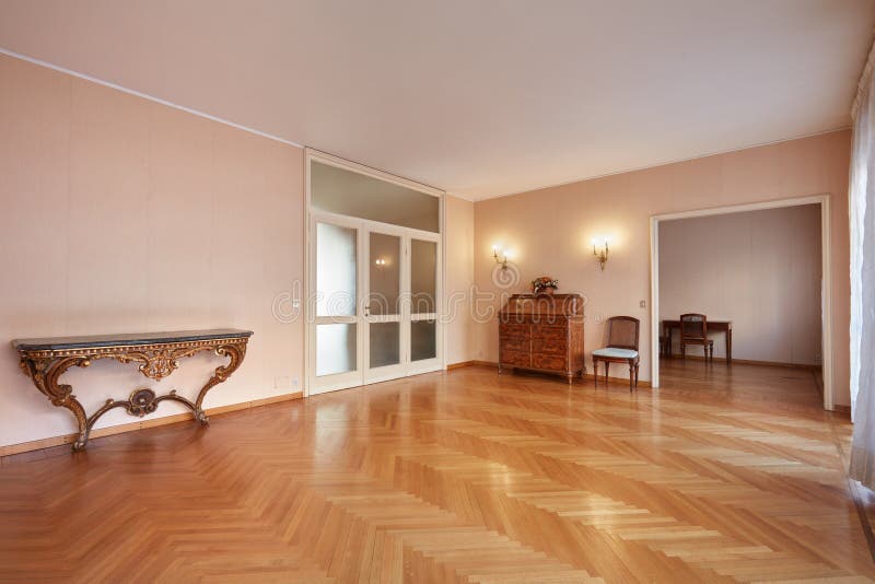 Große Raum mit Antiquitäten im Wohnungsinnenraum lizenzfreie stockbilder
