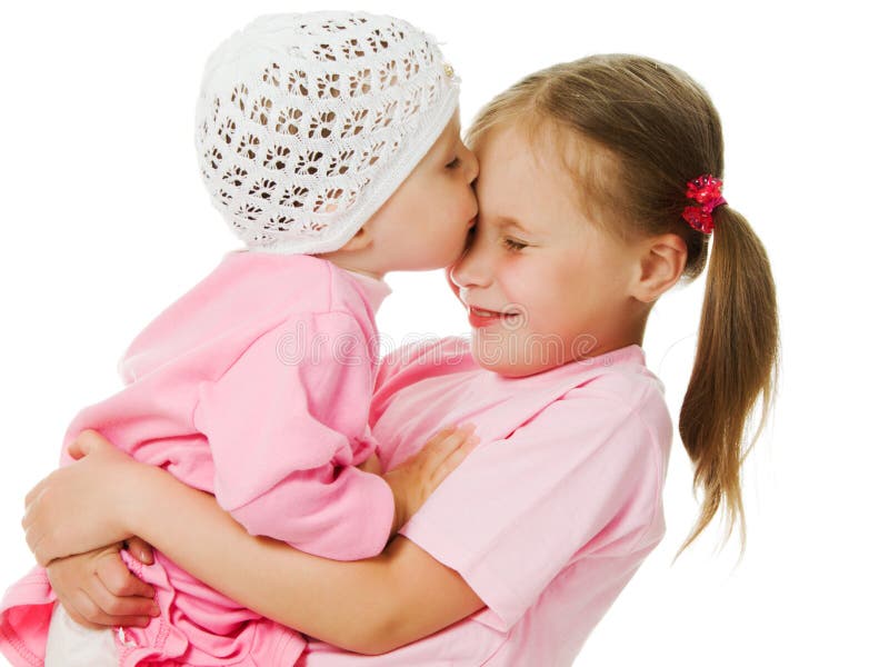 Große Schwester, Umarmen der kleinen Schwester lizenzfreie stockfotos
