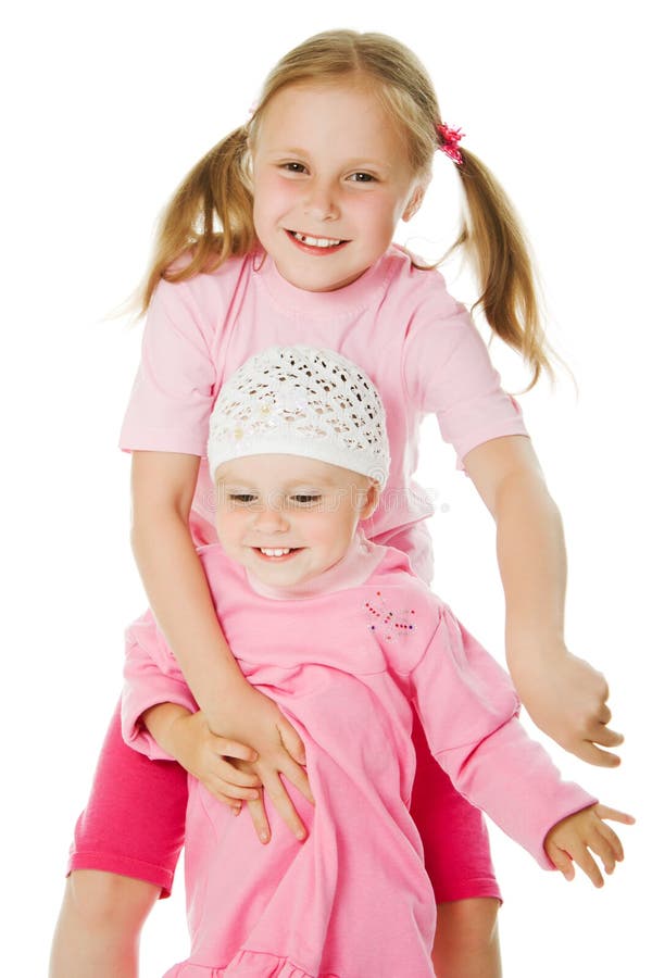 Große Schwester, Umarmen der kleinen Schwester lizenzfreie stockfotografie