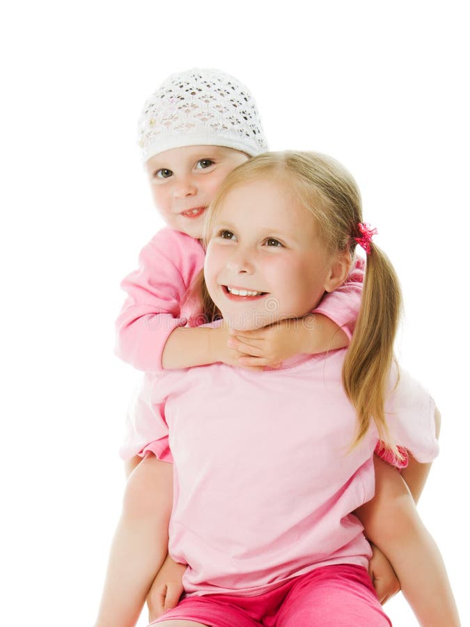 Große Schwester, Umarmen der kleinen Schwester lizenzfreies stockfoto