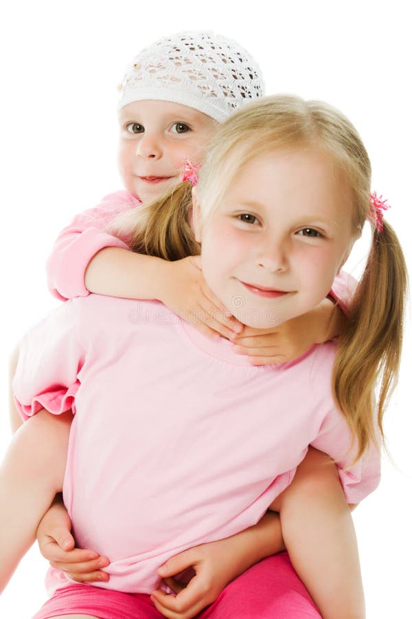 Große Schwester, Umarmen der kleinen Schwester lizenzfreie stockfotos