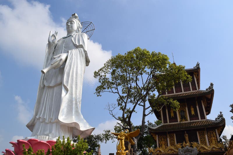 Große Statue von Bodhisattva an buddhistischem Tempel Chau Thoi, Binh Duo lizenzfreies stockfoto Große Statue von Bodhisattva an buddhistischem Tempel Chau Thoi, Binh Duo lizenzfreies stockfoto