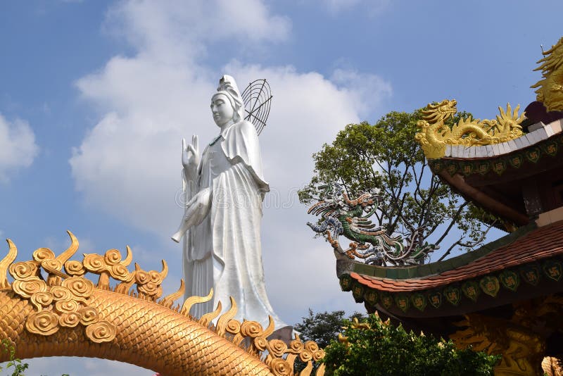 Große Statue von Bodhisattva an buddhistischem Tempel Chau Thoi, Vietnam stockbild Große Statue von Bodhisattva an buddhistischem Tempel Chau Thoi, Vietnam stockbild