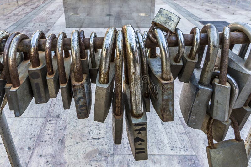 Große und kleine rostige Vorhängeschlösser auf einem Metallgeländer lizenzfreie stockfotografie