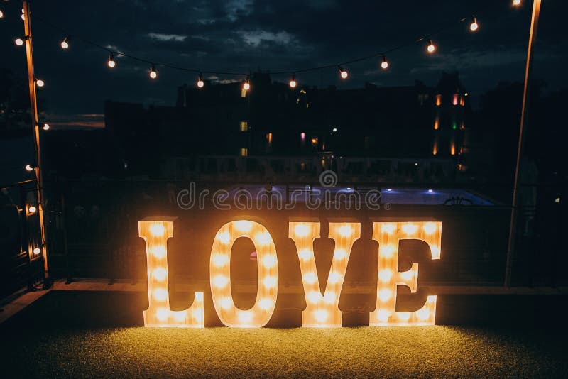 Große weiße Liebesbriefe in den Glühlampen für Passfotoautomaten an der Hochzeit lizenzfreie stockfotografie Große weiße Liebesbriefe in den Glühlampen für Passfotoautomaten an der Hochzeit lizenzfreie stockfotografie