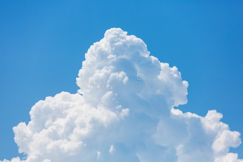 Große weiße Wolke in der Nähe, ähnlich Eiscreme oder Peitschcreme stockbild Große weiße Wolke in der Nähe, ähnlich Eiscreme oder Peitschcreme stockbild