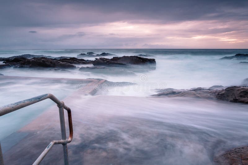 Große Wellen versenken das allgemeine Felsenpool in Bermagui stockbild Große Wellen versenken das allgemeine Felsenpool in Bermagui stockbild