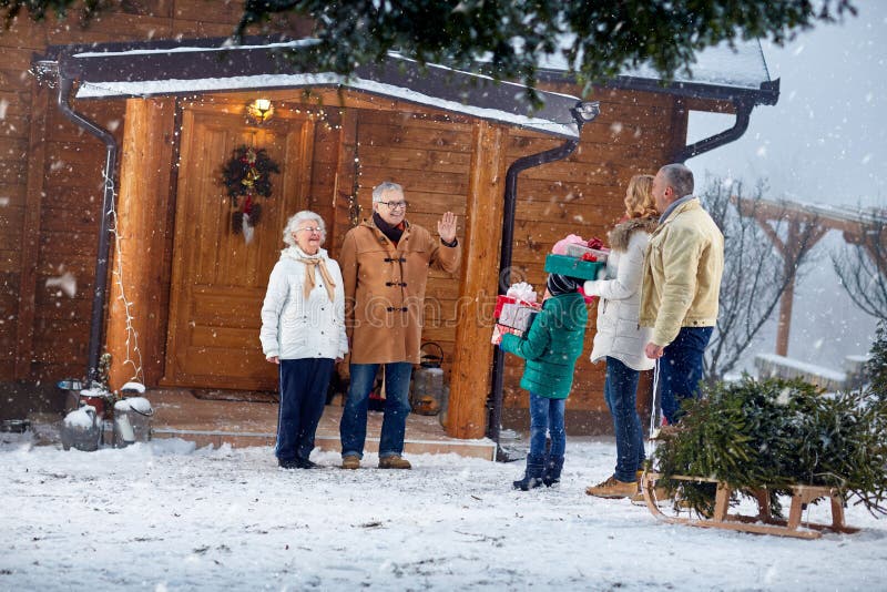 Großeltern, die zusammen Familie für Weihnachtsvorabend erfassen stockfotos Großeltern, die zusammen Familie für Weihnachtsvorabend erfassen stockfotos