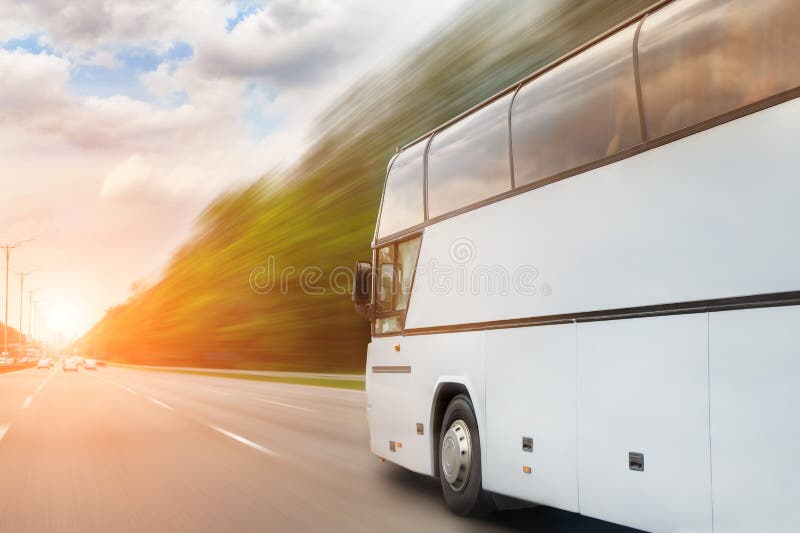 Großer bequemer LuxusTouristenbus, der durch Landstraße am hellen sonnigen Tag fährt Unscharfe Bewegung Stra?e Reise und Trainer