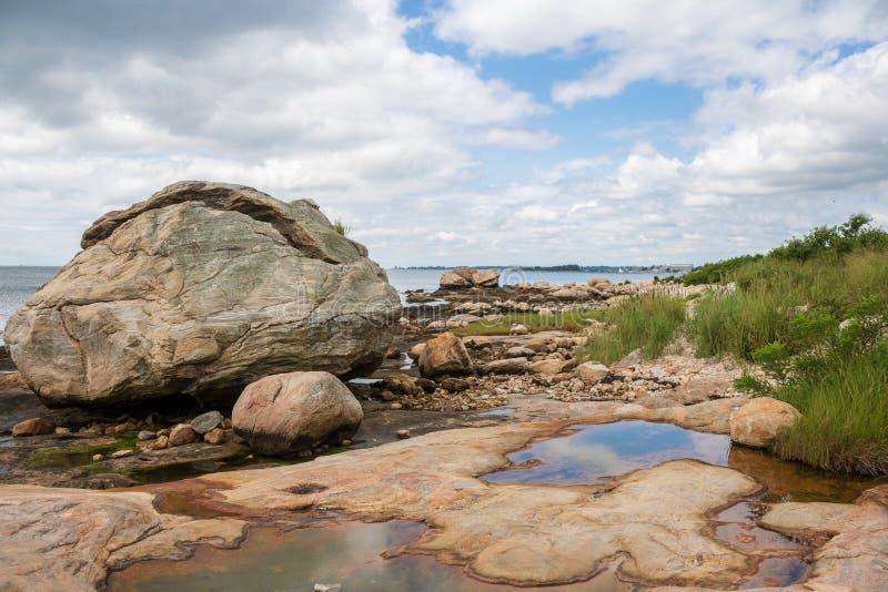 Großer Felsen auf dem Strand lizenzfreie stockbilder Großer Felsen auf dem Strand lizenzfreie stockbilder