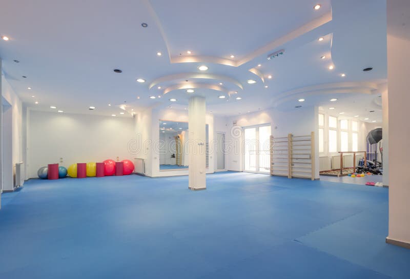 Großer Innenraum, keine Leute, Eignungsturnhallenphysiotherapie stockfotografie