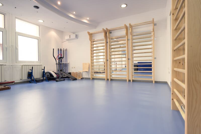 Großer Innenraum, keine Leute, Eignungsturnhallenphysiotherapie lizenzfreies stockfoto