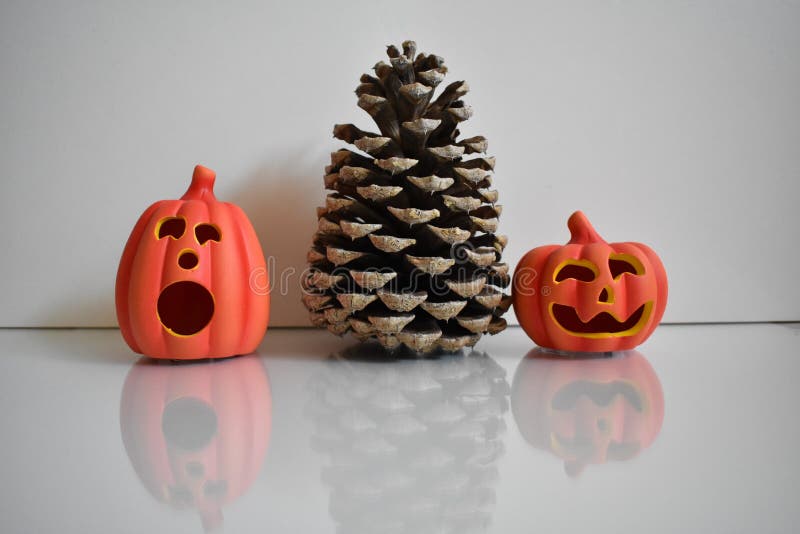 Großer Kegel mit zwei orange Kürbisen, Halloween-Dekoration auf weißem Hintergrund lizenzfreies stockfoto Großer Kegel mit zwei orange Kürbisen, Halloween-Dekoration auf weißem Hintergrund lizenzfreies stockfoto
