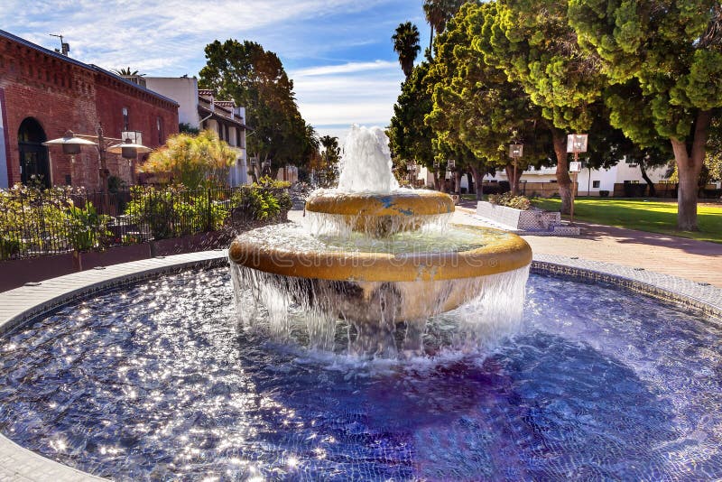 Großer mexikanischer Fliesen-Brunnen Ventura California lizenzfreies stockbild Großer mexikanischer Fliesen-Brunnen Ventura California lizenzfreies stockbild
