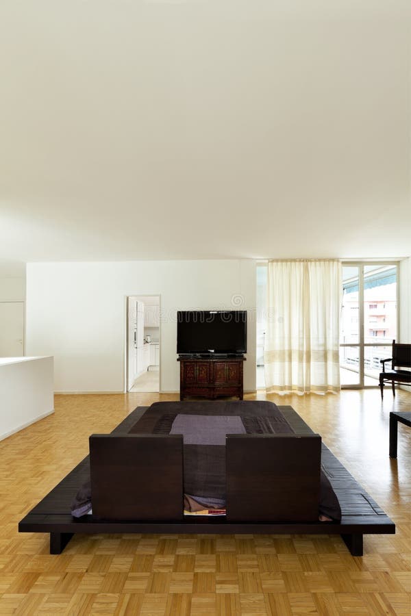 Großer Raum mit doppeltem Bett lizenzfreie stockbilder