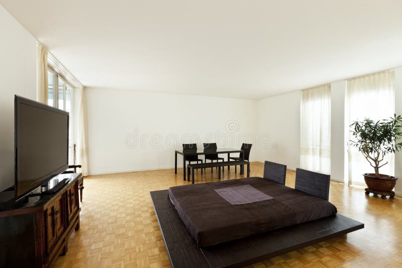 Großer Raum mit doppeltem Bett stockfoto