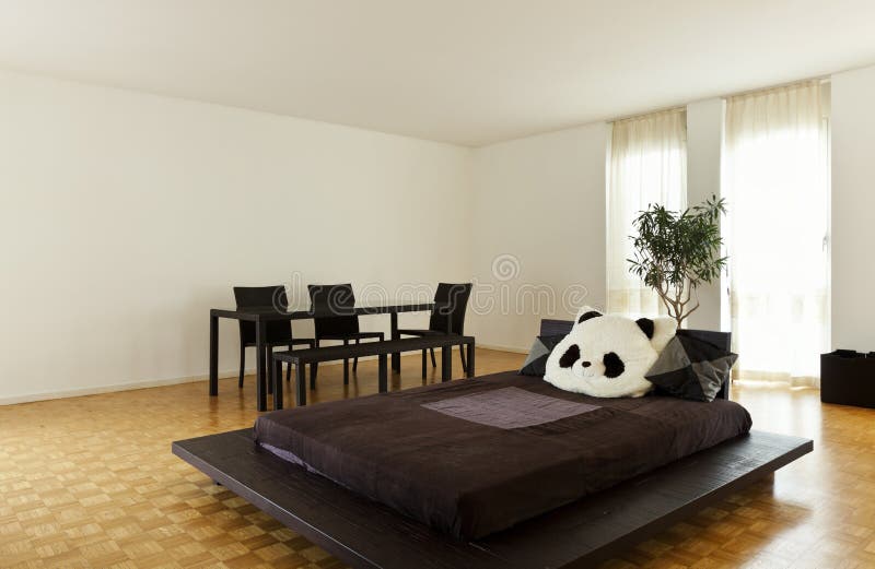 Großer Raum mit doppeltem Bett lizenzfreie stockfotografie