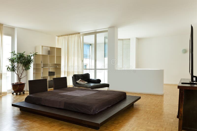 Großer Raum mit doppeltem Bett lizenzfreie stockfotografie