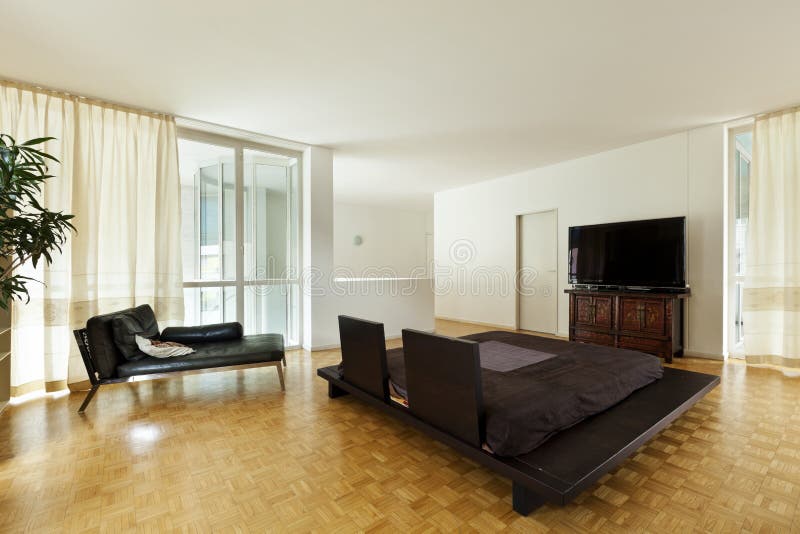 Großer Raum mit doppeltem Bett stockfotos