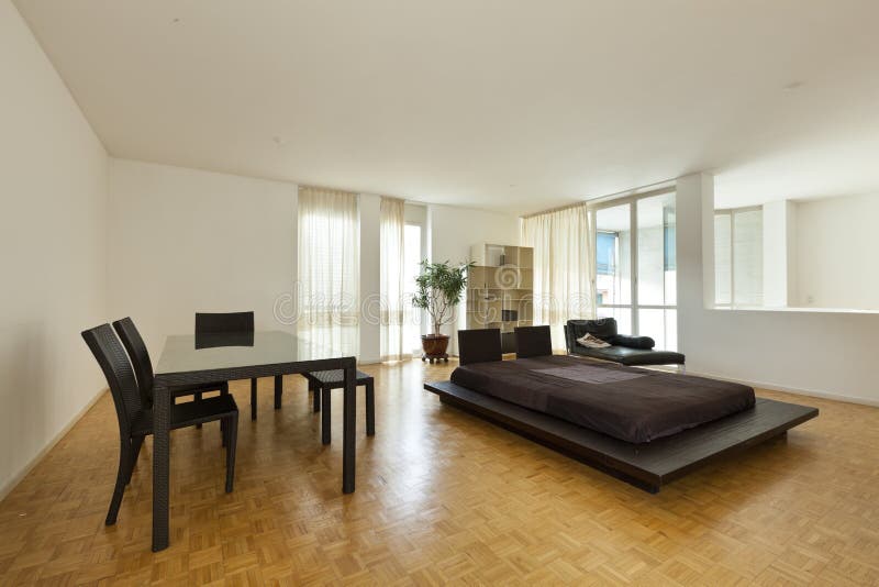 Großer Raum mit doppeltem Bett und Tabelle stockbilder