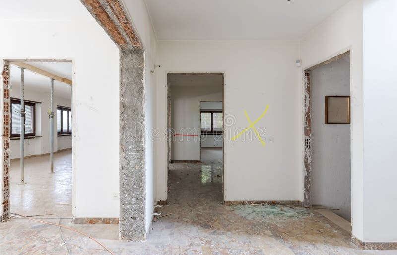 Großer Saal mit Stützen an der Decke einer alten Villa, die abgerissen und renoviert wird stockfotografie