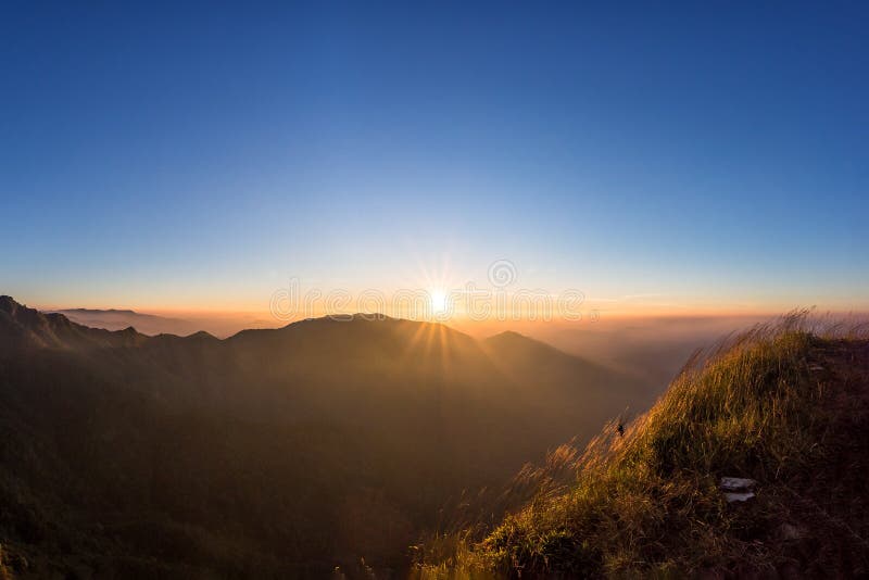 Großer Sonnenaufgang über dem Gebirgstal und dem Morgennebel stockfotografie Großer Sonnenaufgang über dem Gebirgstal und dem Morgennebel stockfotografie