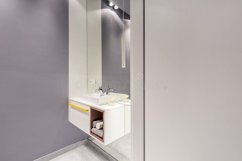 Graues Badezimmer Mit Toilette Stockfoto - Bild von cosy, silber: 35433988