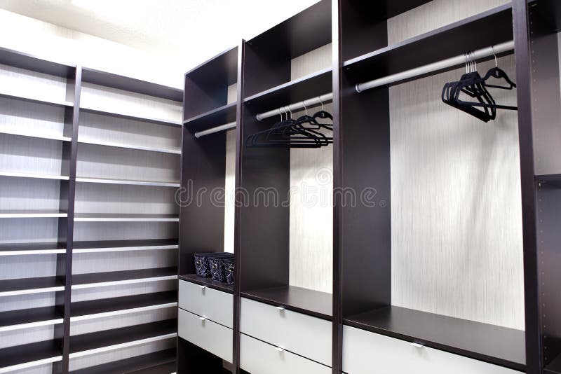Großer Walk-in Wandschrank stockfotos Großer Walk-in Wandschrank stockfotos